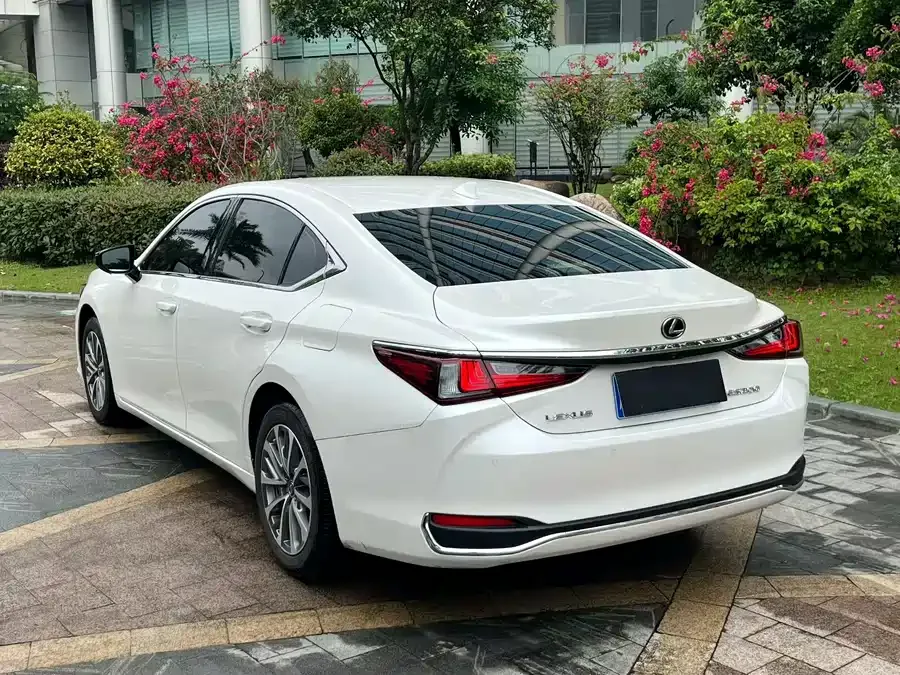 Lexus ES 2024 200 Premium Edition 2024 — миниатюра 3