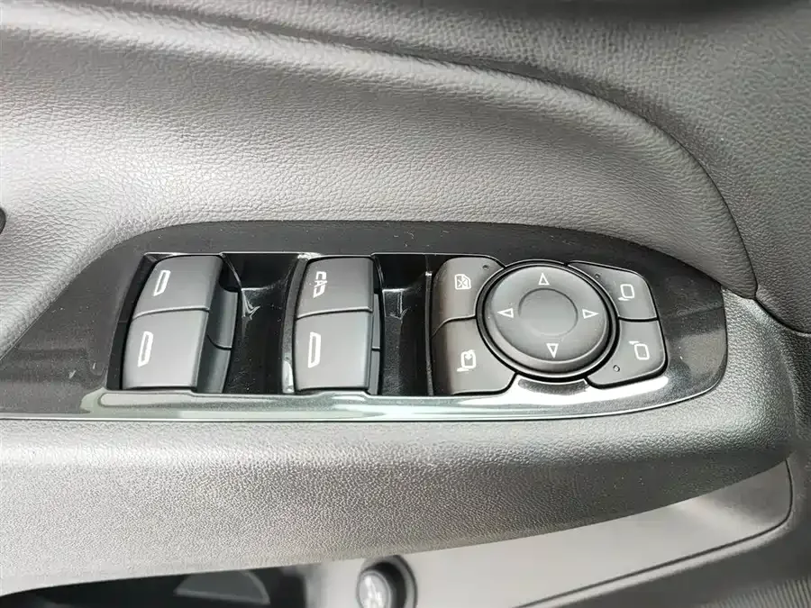 Chevrolet Equinox Explorer 2022 535T Yujie Edition 2022 — миниатюра 3