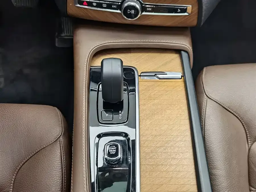 Volvo XC90 2023 B6 Zhiyi Luxury Edition 7 Seaters 2023 — миниатюра 4