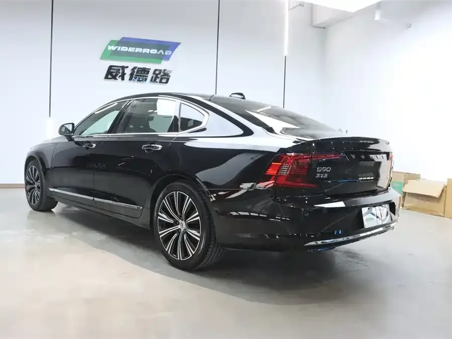 Volvo S90 2023 B5 Zhiyuan Luxury Edition 2022 — миниатюра 2