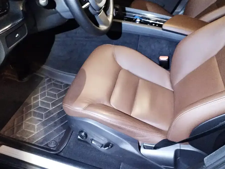 Volvo XC60 2025 B5 4WD Zhiyi Luxury Edition 2024 — миниатюра 3