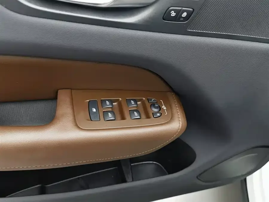 Volvo XC60 2024 B5 4WD Zhiyi Luxury Edition 2024 — миниатюра 3