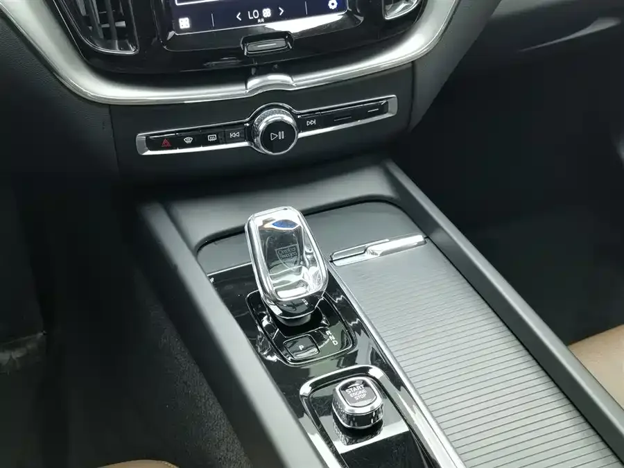 Volvo XC60 2024 B5 4WD Zhiyi Luxury Edition 2024 — миниатюра 4
