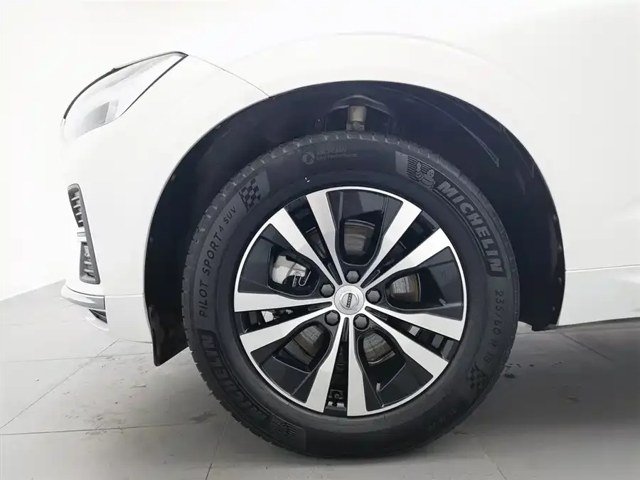 Volvo XC60 2024 B5 4WD Zhiyi Luxury Edition 2024 — миниатюра 5