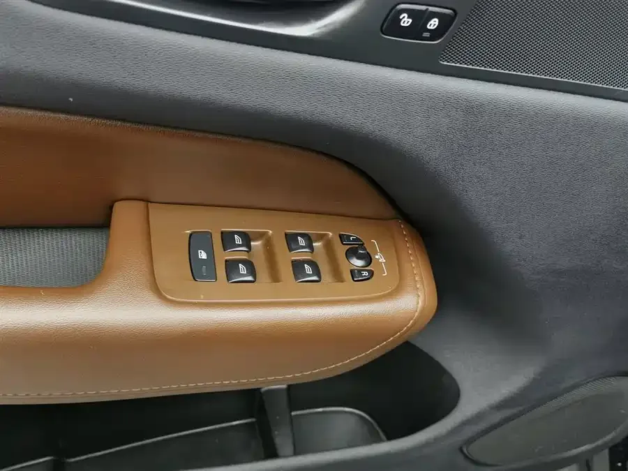 Volvo XC60 2024 B5 4WD Zhiyi Luxury Edition 2024 — миниатюра 3