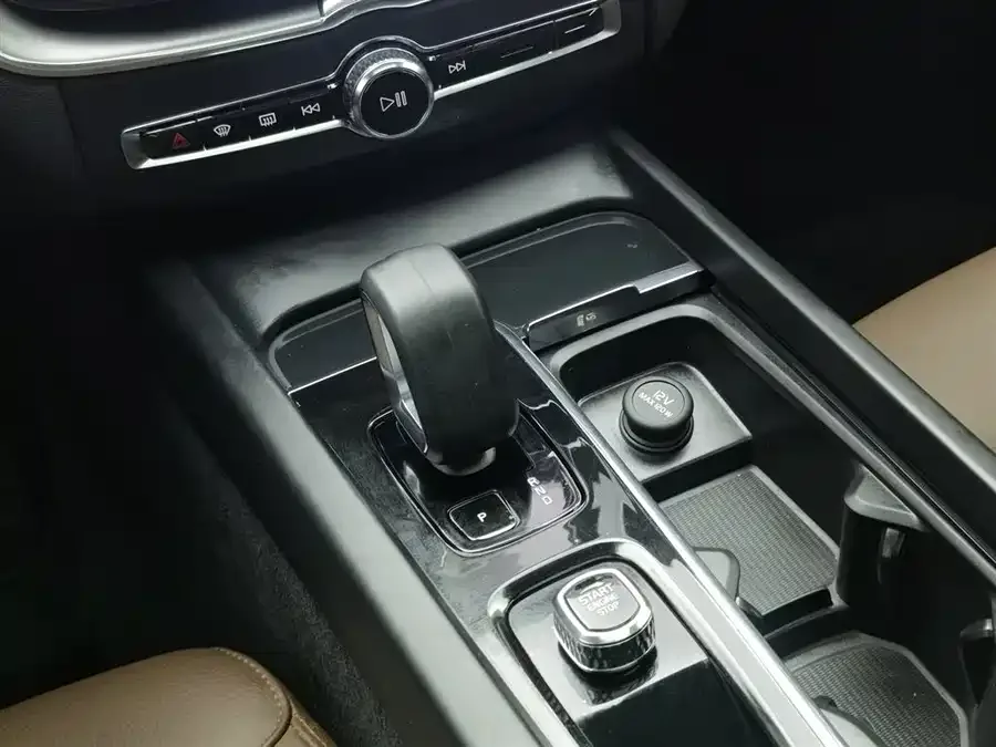 Volvo XC60 2024 B5 4WD Zhiyi Luxury Edition 2024 — миниатюра 4