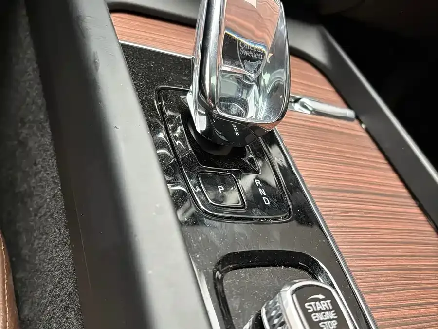 Volvo XC60 2025 B5 4WD Zhiyuan Luxury Edition 2025 — миниатюра 4