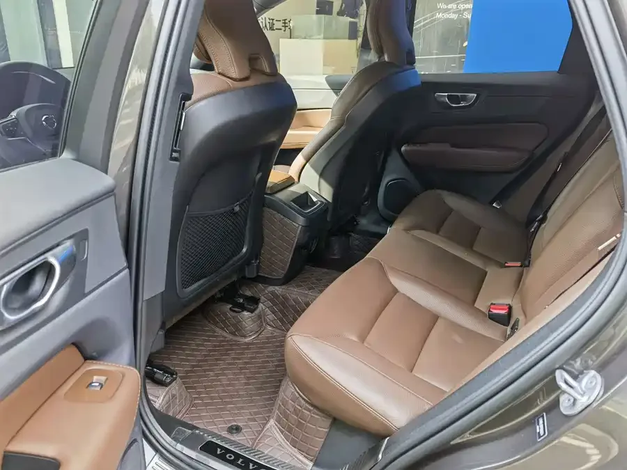 Volvo XC60 2023 B5 4WD Zhiyi Luxury Edition 2023 — миниатюра 3