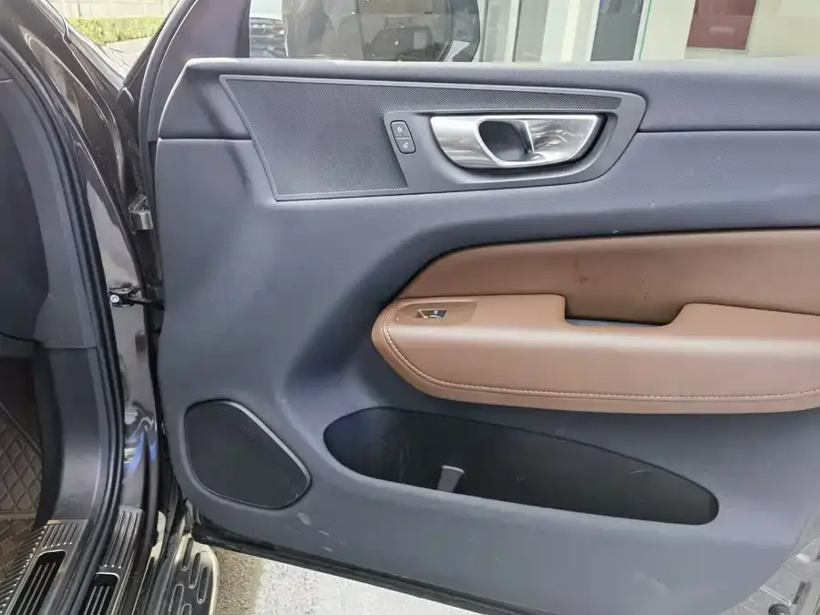 Volvo XC60 2023 B5 4WD Zhiyi Luxury Edition 2023 — миниатюра 5