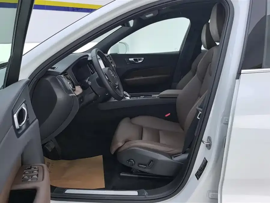 Volvo XC60 2025 B5 4WD Zhiyuan Luxury Edition 2025 — миниатюра 3