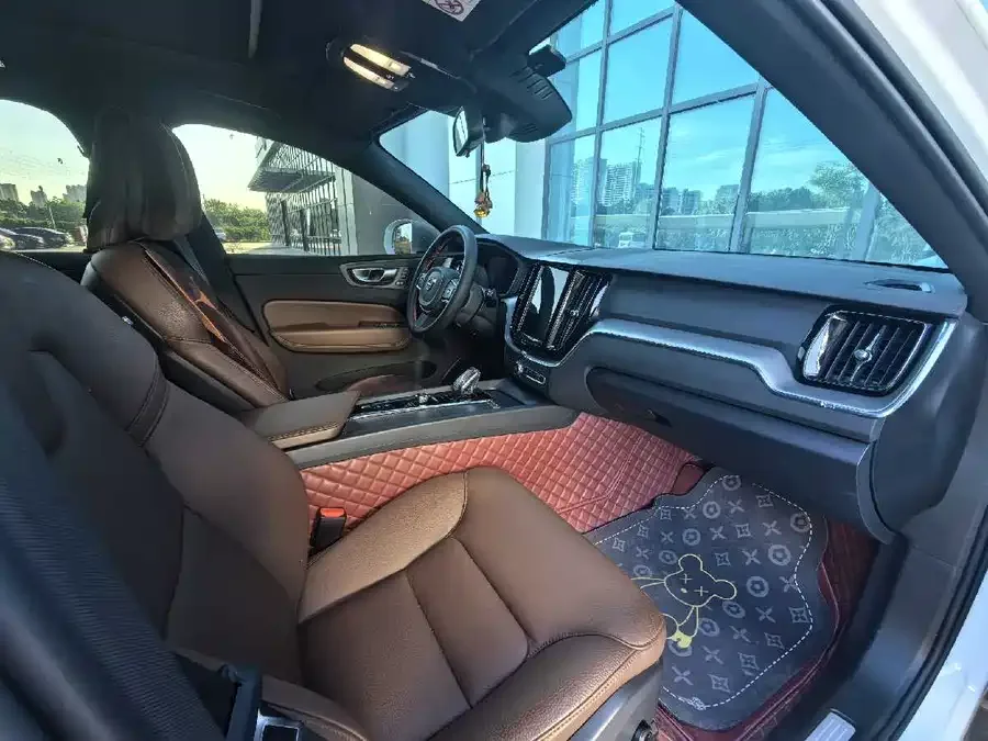 Volvo XC60 2023 B5 4WD Zhiyi Luxury Edition 2023 — миниатюра 3