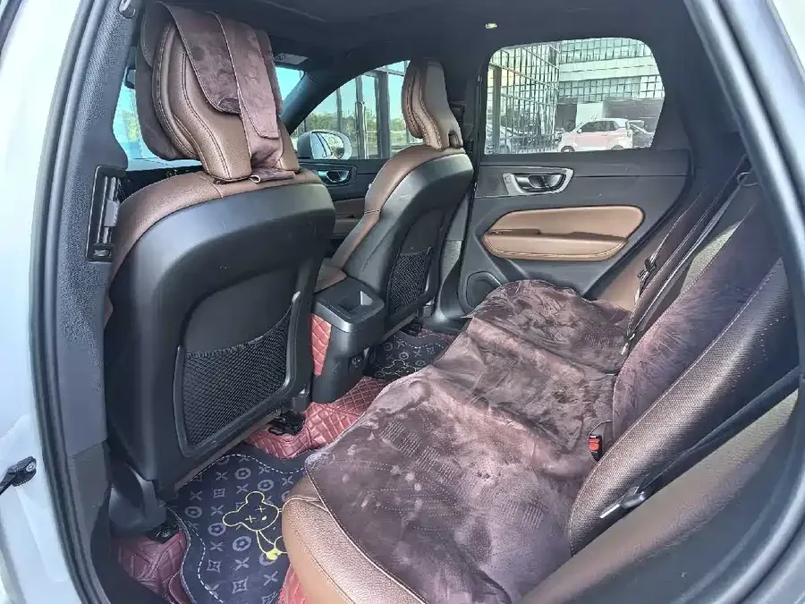 Volvo XC60 2023 B5 4WD Zhiyi Luxury Edition 2023 — миниатюра 4