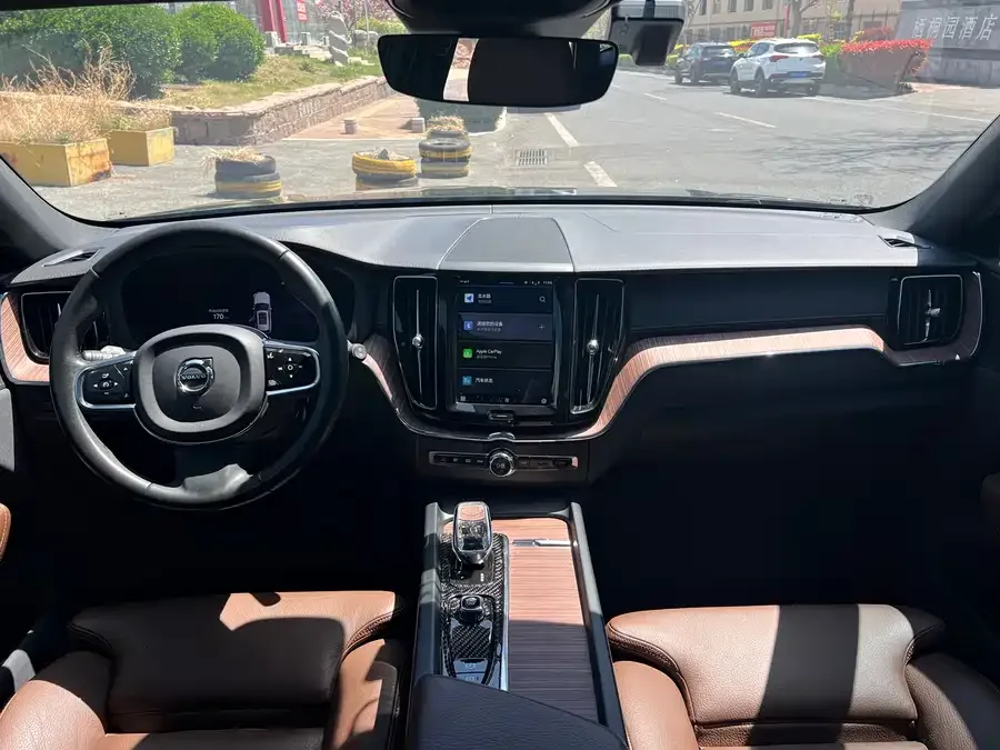Volvo XC60 2022 B5 four-wheel drive Zhiyuan Deluxe Edition 2022 — миниатюра 3