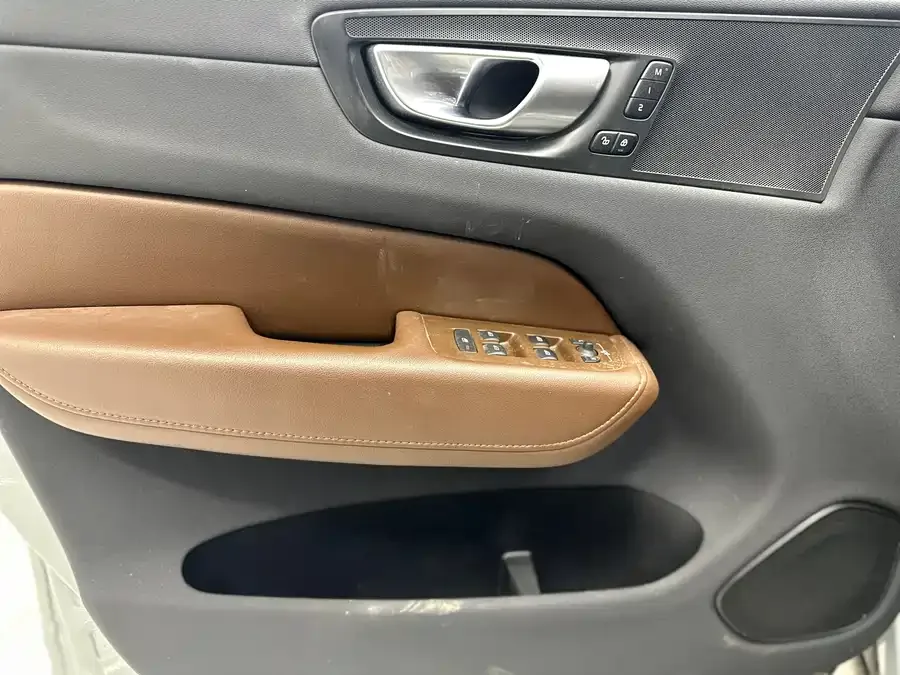 Volvo XC60 2024 B5 4WD Zhiyi Luxury Edition 2023 — миниатюра 5