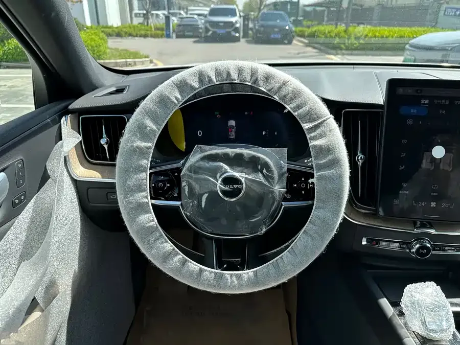 Volvo XC60 2026 B5 4WD Zhiyuan Luxury Edition 2026 — миниатюра 3