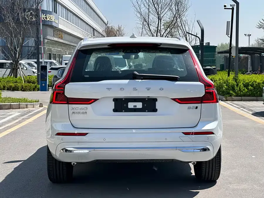 Volvo XC60 2026 B5 4WD Zhiyuan Luxury Edition 2026 — миниатюра 4