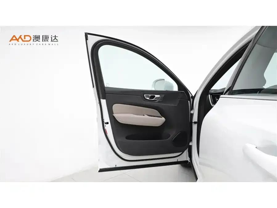 Volvo XC60 2026 B5 4WD Zhiyi Luxury Edition 2025 — миниатюра 3