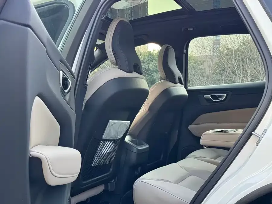 Volvo XC60 2026 B5 4WD Zhiyi Luxury Edition 2026 — миниатюра 2