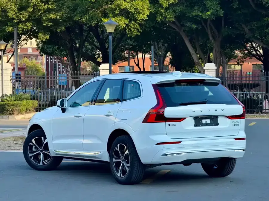 Volvo XC60 2026 B5 4WD Zhiyi Luxury Edition 2026 — миниатюра 3