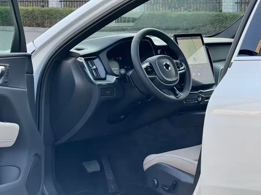 Volvo XC60 2026 B5 4WD Zhiyi Luxury Edition 2026 — миниатюра 4