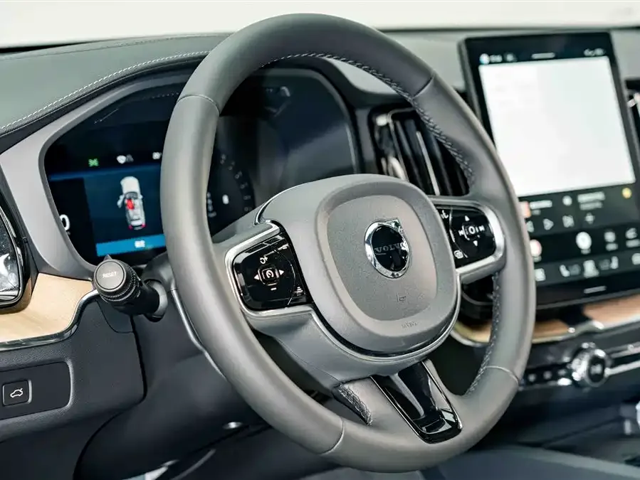 Volvo XC60 2026 B5 4WD Zhiyuan Luxury Edition 2026 — миниатюра 3