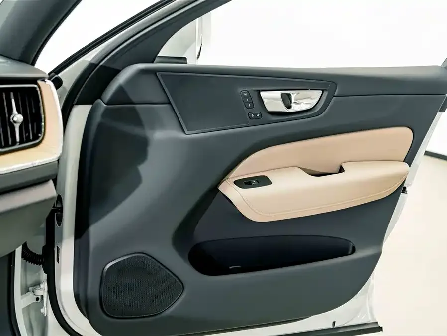 Volvo XC60 2026 B5 4WD Zhiyuan Luxury Edition 2026 — миниатюра 4