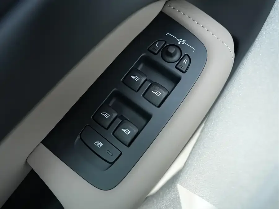 Volvo XC60 2026 B5 4WD Zhiyi Luxury Edition 2026 — миниатюра 4