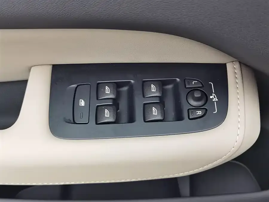 Volvo XC60 2026 B5 4WD Zhiyi Luxury Edition 2025 — миниатюра 3