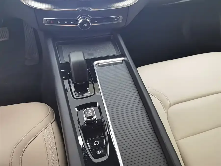 Volvo XC60 2026 B5 4WD Zhiyi Luxury Edition 2025 — миниатюра 4