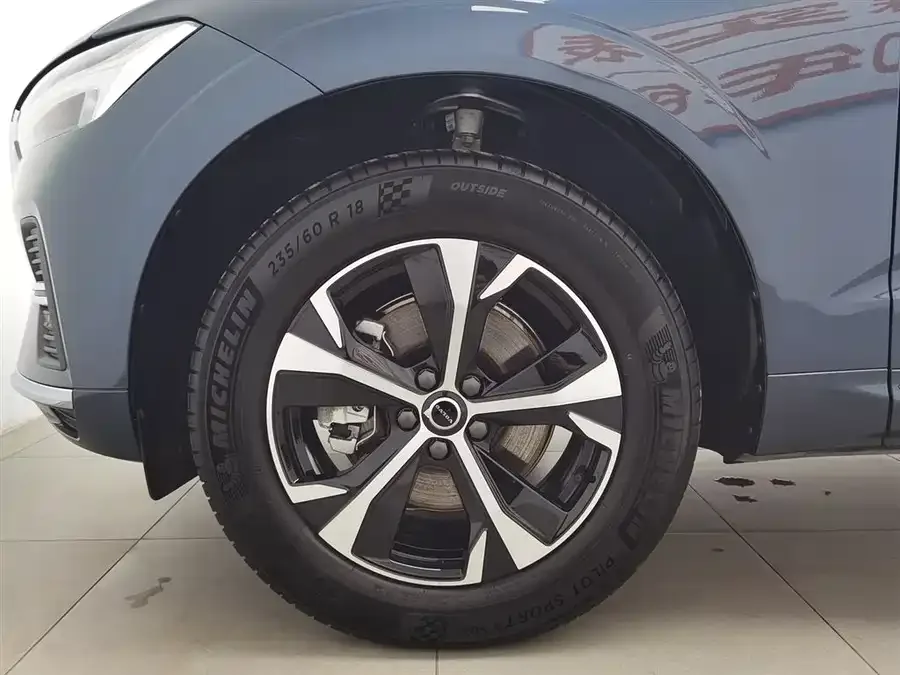 Volvo XC60 2026 B5 4WD Zhiyi Luxury Edition 2025 — миниатюра 5