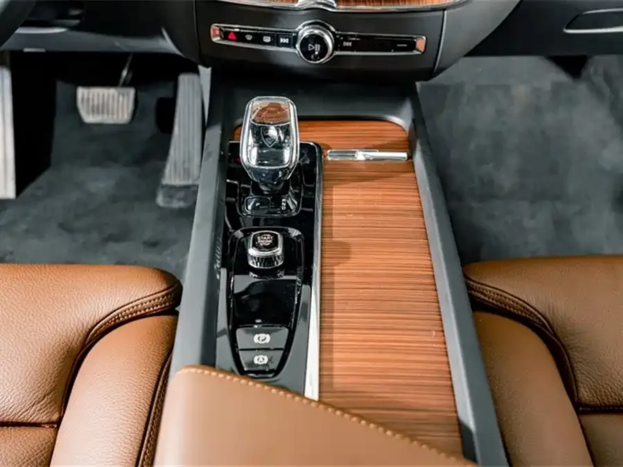 Volvo XC60 2025 B5 4WD Zhiyuan Luxury Edition 2025 — миниатюра 4