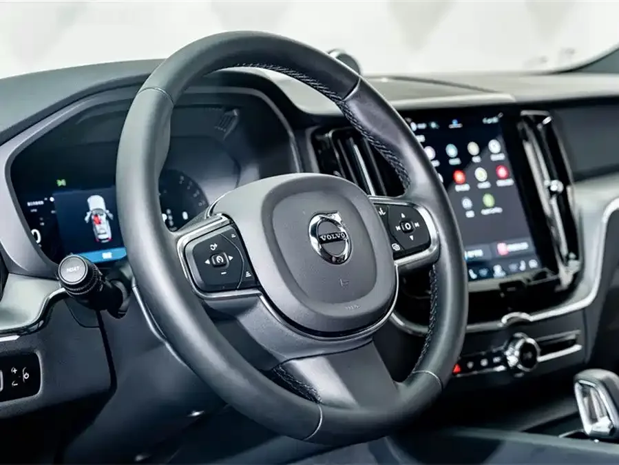 Volvo XC60 2024 B5 4WD Zhiyi Luxury Edition 2023 — миниатюра 3