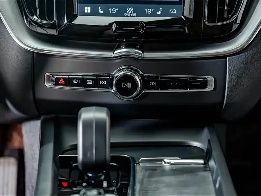 Volvo XC60 2024 B5 4WD Zhiyi Luxury Edition 2023 — миниатюра 4