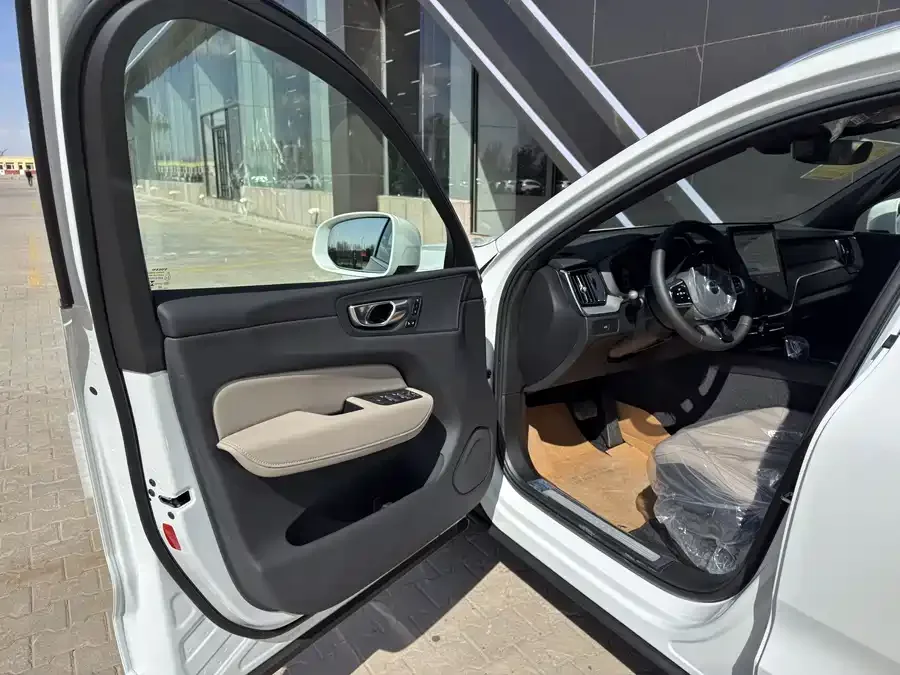 Volvo XC60 2026 B5 4WD Zhiyi Luxury Edition 2026 — миниатюра 3