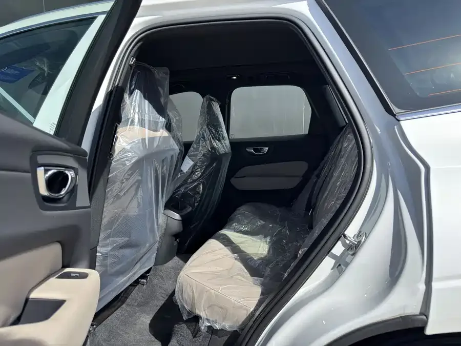 Volvo XC60 2026 B5 4WD Zhiyi Luxury Edition 2026 — миниатюра 4