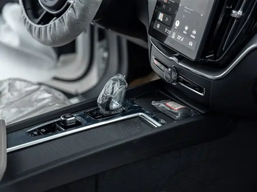 Volvo XC60 2026 B5 4WD Zhiyi Luxury Edition 2026 — миниатюра 3