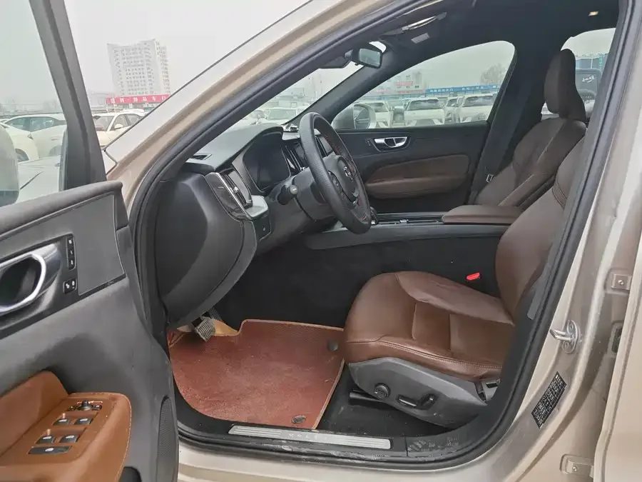 Volvo XC60 2024 B5 4WD Zhiyi Luxury Edition 2024 — миниатюра 4