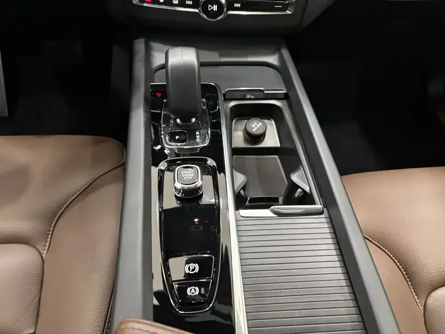 Volvo XC60 2025 B5 4WD Zhiyi Luxury Edition 2025 — миниатюра 5