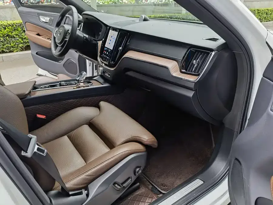 Volvo XC60 2024 B5 4WD Zhiyuan Luxury Edition 2024 — миниатюра 3