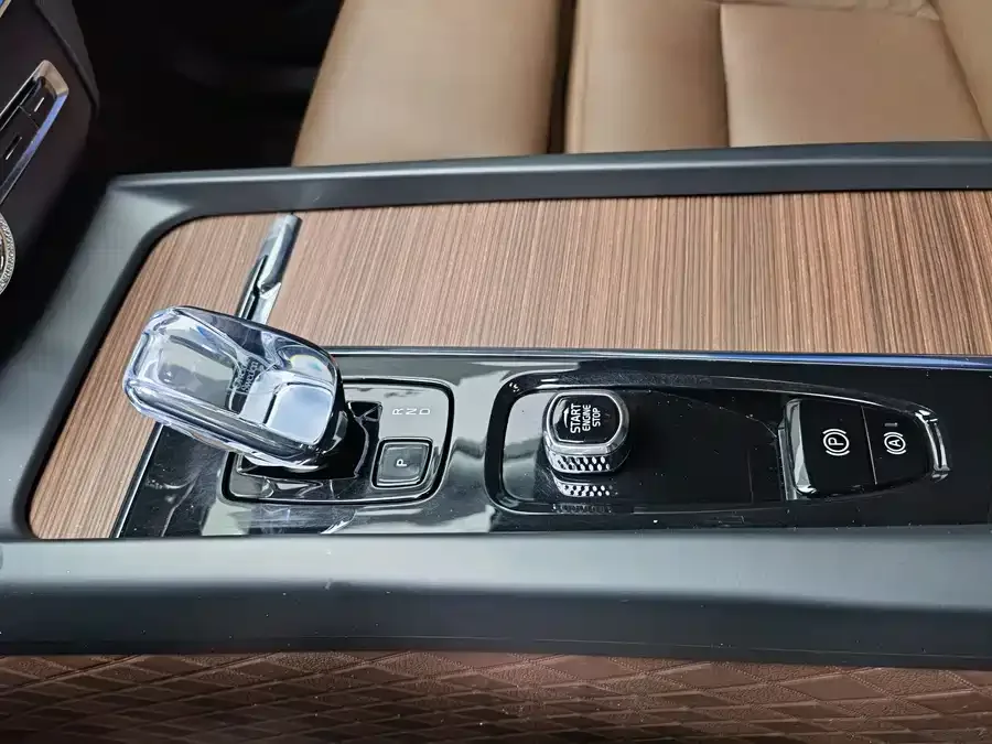 Volvo XC60 2024 B5 4WD Zhiyuan Luxury Edition 2024 — миниатюра 4