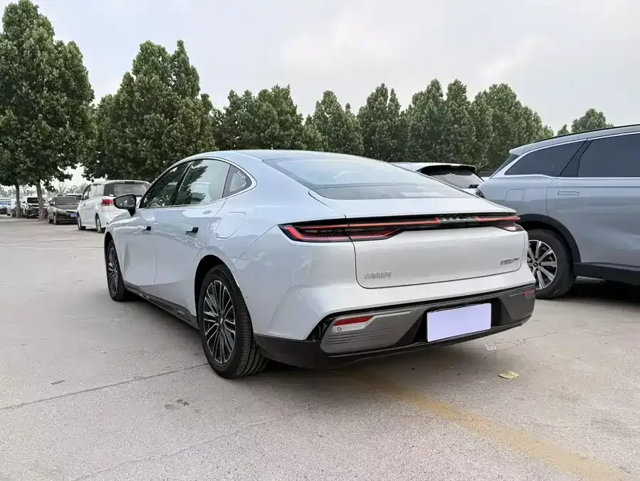 Geely Galaxy Star 8 Galaxy Star 8 2025 130km EM-i Premium Edition 2025 — миниатюра 3