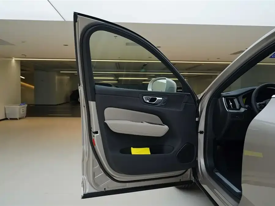 Volvo XC60 2026 B5 4WD Zhiyi Luxury Edition 2026 — миниатюра 5