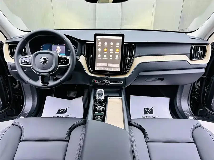 Volvo XC60 2026 B5 4WD Zhiyuan Luxury Edition 2026 — миниатюра 3