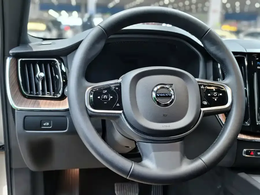 Volvo XC60 2025 B5 4WD Zhiyuan Luxury Edition 2025 — миниатюра 3