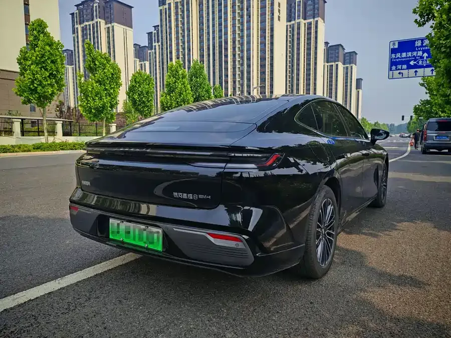 Geely Galaxy Star 8 Galaxy Star 8 2025 130km EM-i Premium Edition 2025 — миниатюра 3