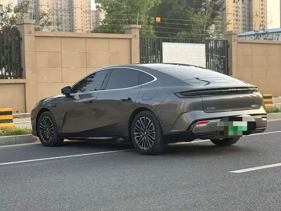 Geely Galaxy Star 8 Galaxy Star 8 2025 130km EM-i Premium Edition 2025 — миниатюра 3