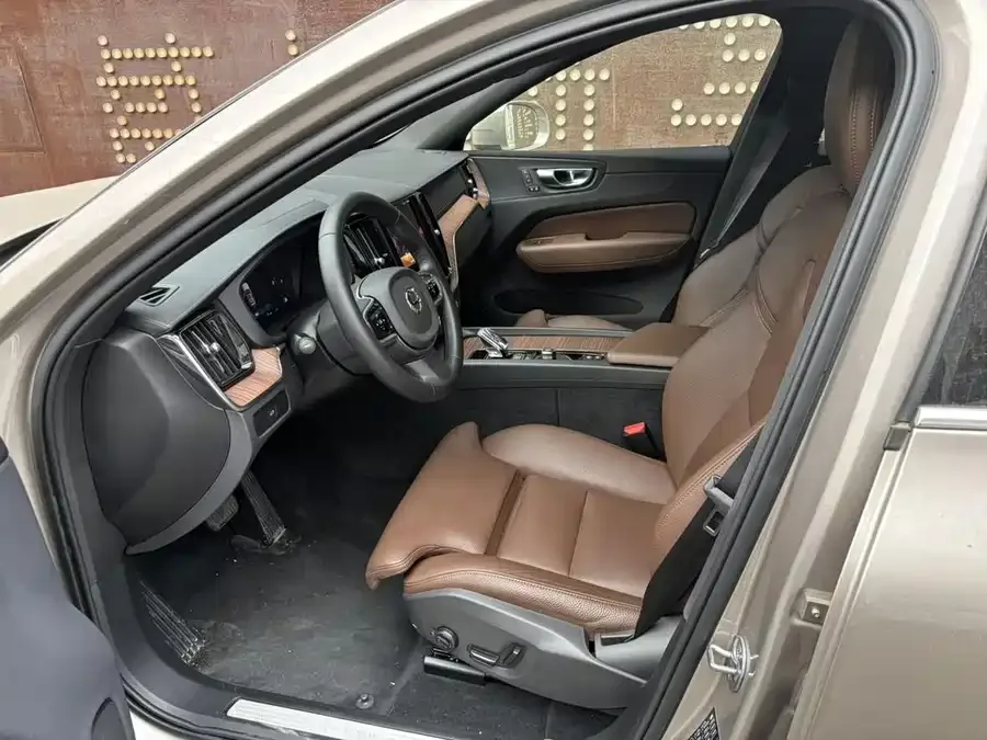 Volvo XC60 2025 B5 4WD Zhiyuan Luxury Edition 2025 — миниатюра 2