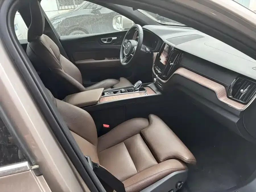 Volvo XC60 2025 B5 4WD Zhiyuan Luxury Edition 2025 — миниатюра 5