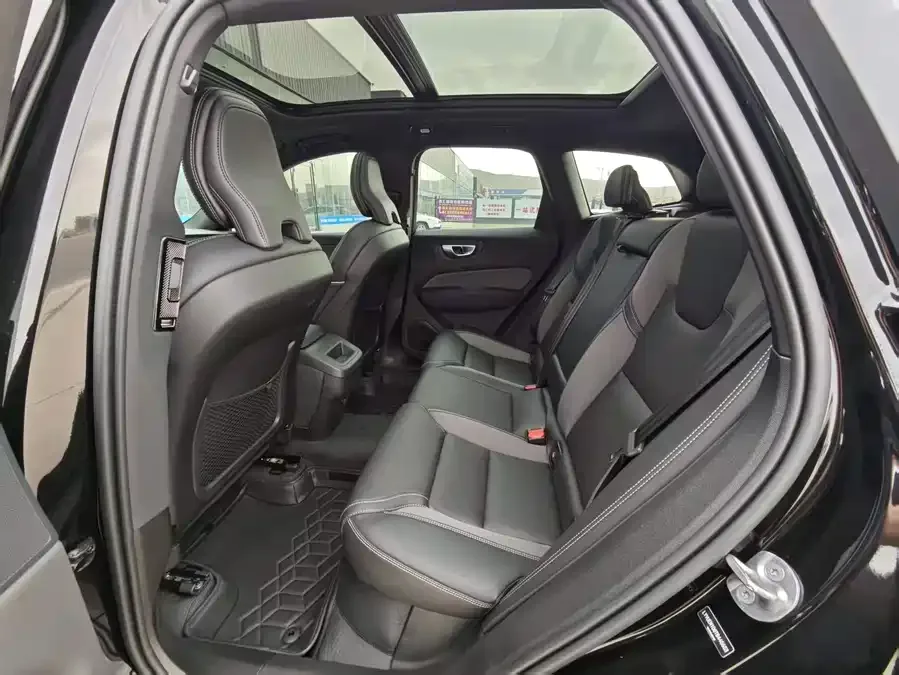 Volvo XC60 2026 B5 4WD Zhiyuan Polar Night Black Edition 2026 — миниатюра 3