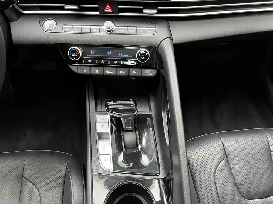 Hyundai Elantra Elantra 2023 1.5L CVT LUX Premium Edition 2023 — миниатюра 2